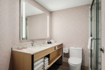 Deluxe Room, 1 Queen Bed, Accessible (Smoke Free)