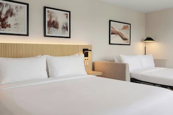 Deluxe Room, 1 King Bed (Smoke Free)