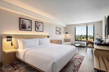 Deluxe Room, 1 King Bed (Smoke Free)