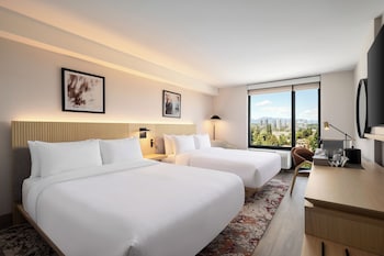 Deluxe Room, 2 Queen Beds, Mountain View (Smoke Free)