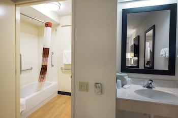 Premium Room, 1 King Bed (Upgraded Bedding & Snack, Smoke Free)
