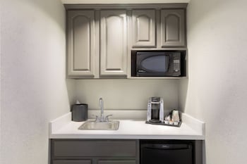 Suite, 1 Queen Bed