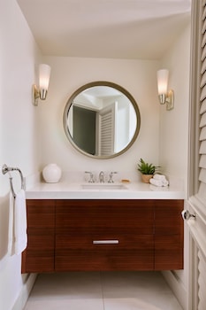 Suite, 1 Bedroom, Transfer Shower, Garden View (Accessible Suite)