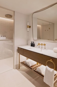 Junior Suite, 1 King Bed (Panoramic River View)