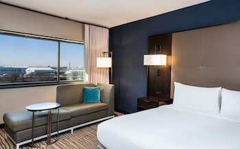Room, 1 King Bed (Views of EWR Runway and Port)