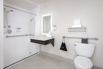 Standard Room, 1 Queen Bed, Accessible (Comm, Roll Shwr)