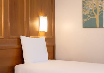 Room (Urban Solo)