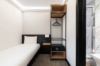 Room (Urban Solo)