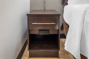 Deluxe Room, 1 King Bed, Accessible, Smoke Free