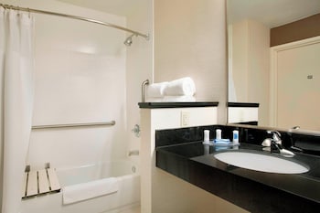 Deluxe Room, 1 King Bed, Hearing Accessible (Roll-in Shower)