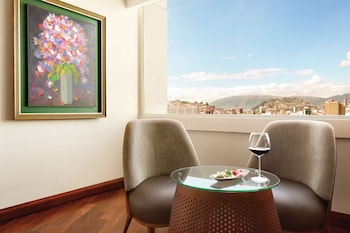 1 King Bed Suite, Executive Lounge Access