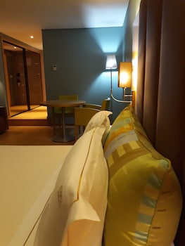 Deluxe Double Room, 1 Queen Bed, Kitchenette, Partial Sea View