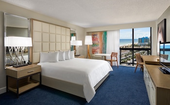 Room, 1 King Bed, Mobility Accessible, Partial Ocean View (Bathtub)