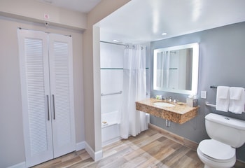 Room, 1 King Bed, Mobility Accessible, Partial Ocean View (Bathtub)