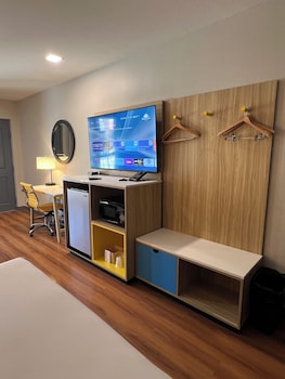 Room, 2 Queen Beds, Mobility Accessible, Non Smoking (Bathtub w/ Grab Bars)