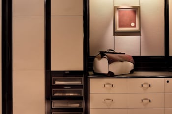 Grand Deluxe Harbour View King Room
