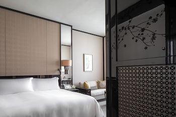 Deluxe King Room with Courtyard View