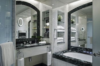 Grand Deluxe King Room
