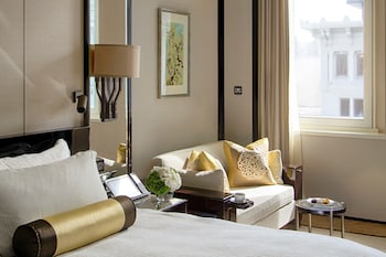Deluxe King Room with Courtyard View