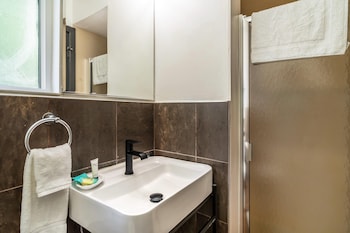 Standard Room, 1 King Bed, Non Smoking (Large Room)