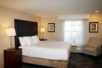 Deluxe Studio, 1 King Bed, Non Smoking