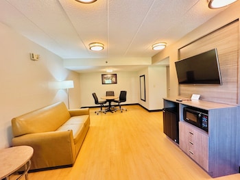 Deluxe Room, 1 King Bed, Accessible (Smoke Free)
