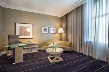 Junior Suite, 1 King Bed, Club Lounge Access
