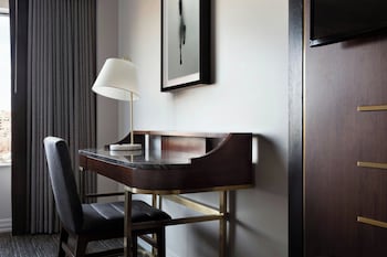 Suite, 1 King Bed with Sofa bed (Mobility/Hearing Accessible, Tub)