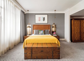 Premium Room, 1 King Bed, Roll-in Shower (Roll-In Shower)