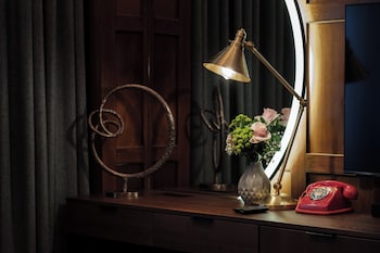Premium Room, 1 King Bed, Roll-in Shower (Roll-In Shower)