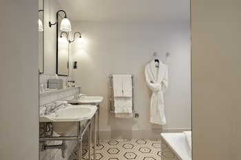 Suite, 1 King Bed (Heritage)