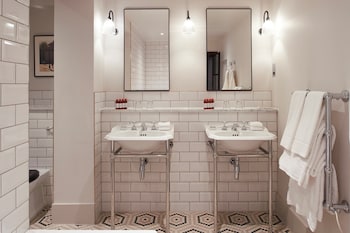 Suite, 1 King Bed (Heritage)