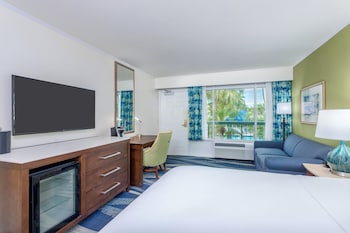 Standard Room, 1 King Bed, Pool View