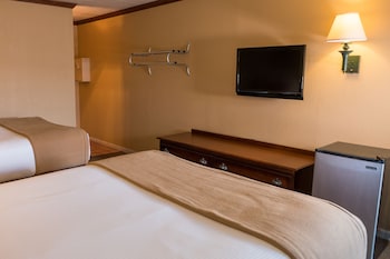 2 Queen Beds - Poolside