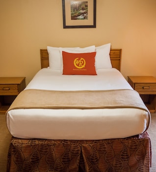 1 Queen Bed - Poolside