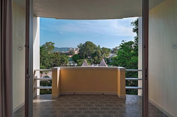 Deluxe Room, 1 King Bed, Balcony