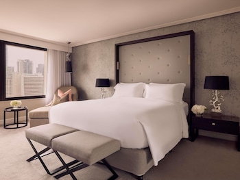 PREMIER SUITE King Bed, Separate Lounge, City View, Premium Bath