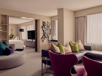 Opera Suite Club Access, King Bed, Separate Lounge, City View High Floor, Indulgent Bath, 94m2