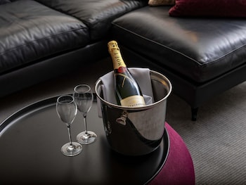 Prestige Suite Club Access, King Bed, Separate Lounge, City View High Floor, Luxury Bath, 64m2