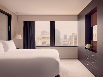 Prestige Suite Club Access, King Bed, Separate Lounge, City View High Floor, Luxury Bath, 64m2