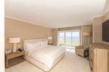 Commander and Chief Suite, Presidential Suite, 2 King beds, living room, direct ocean view