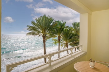 Club Suite, 1 King Bed, Oceanfront