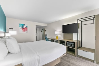 Standard Room, 1 King Bed, Non Smoking, Patio