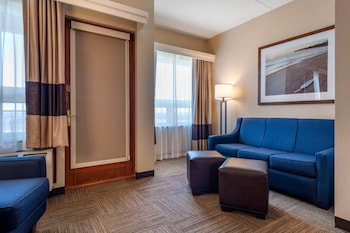 Ground Floor Deluxe Lakeview Queen Suite