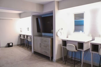 Suite, Multiple Beds (2 KNG SALON SUITE INTERIOR)