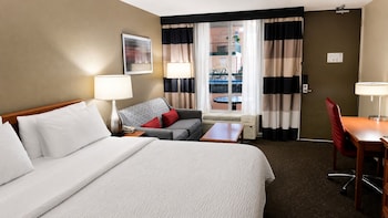 Junior Suite, 1 King Bed, Non Smoking, Poolside