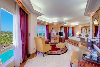 Suite, 2 Twin Beds, Smoking (Custom)