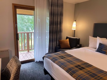 Standard Room, 2 Queen Beds, Balcony, Lake View