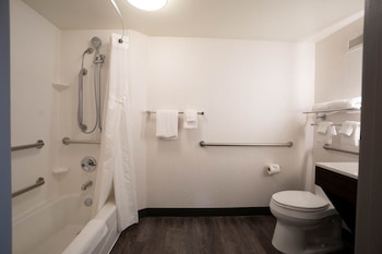 Standard Room, 1 Queen Bed, Accessible (Communications)