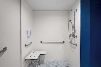 Room, 2 Queen Beds, Accessible (Mobility & Roll-in Showe)